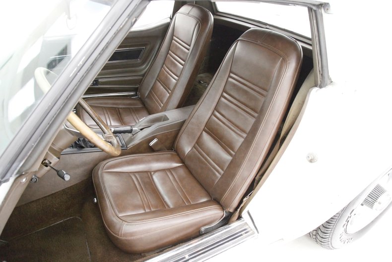 Chevrolet-Corvette-1977-Classic-White-Dark-Brown-24