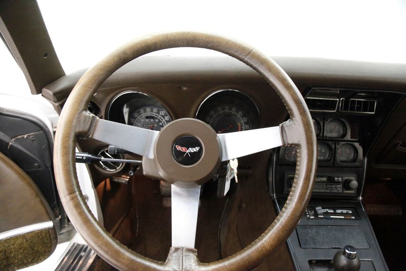 Chevrolet-Corvette-1977-Classic-White-Dark-Brown-26