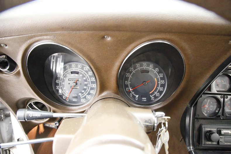 Chevrolet-Corvette-1977-Classic-White-Dark-Brown-27