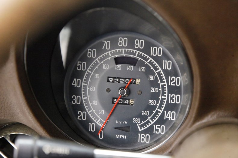 Chevrolet-Corvette-1977-Classic-White-Dark-Brown-28