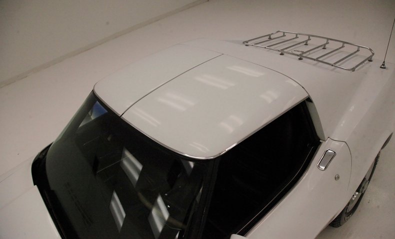 Chevrolet-Corvette-1977-Classic-White-Dark-Brown-3