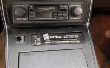 Chevrolet-Corvette-1977-Classic-White-Dark-Brown-30