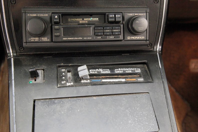 Chevrolet-Corvette-1977-Classic-White-Dark-Brown-30