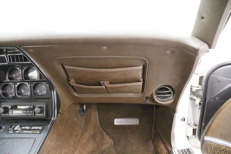 Chevrolet-Corvette-1977-Classic-White-Dark-Brown-31