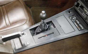 Chevrolet-Corvette-1977-Classic-White-Dark-Brown-32