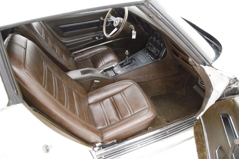 Chevrolet-Corvette-1977-Classic-White-Dark-Brown-35