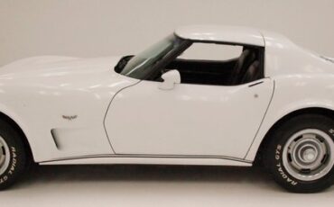 Chevrolet-Corvette-1977-Classic-White-Dark-Brown