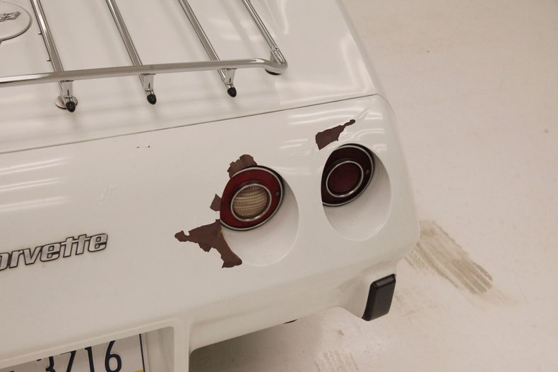 Chevrolet-Corvette-1977-Classic-White-Dark-Brown-4