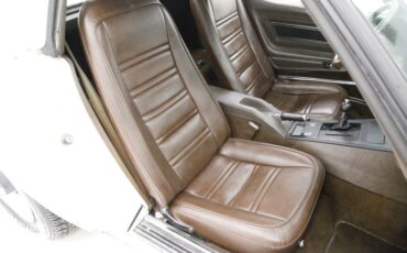 Chevrolet-Corvette-1977-Classic-White-Dark-Brown-5