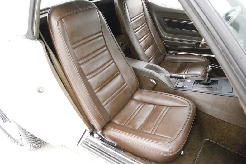 Chevrolet-Corvette-1977-Classic-White-Dark-Brown-5