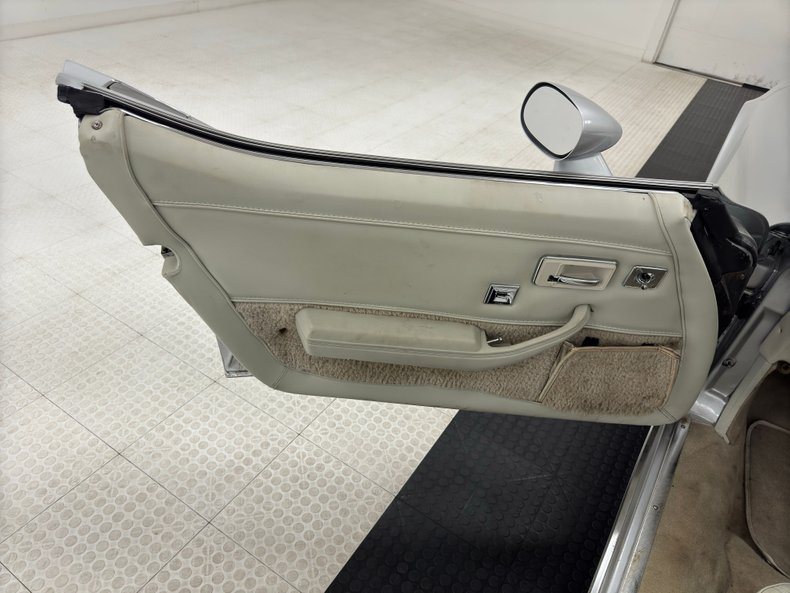 Chevrolet-Corvette-1978-Silver-Oyster-23