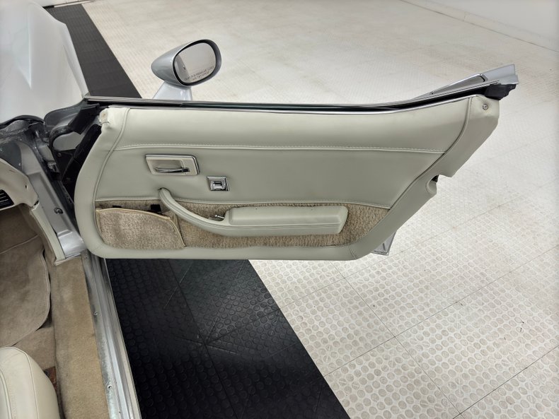 Chevrolet-Corvette-1978-Silver-Oyster-24