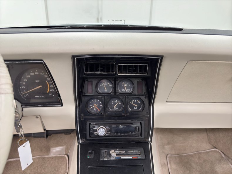 Chevrolet-Corvette-1978-Silver-Oyster-33