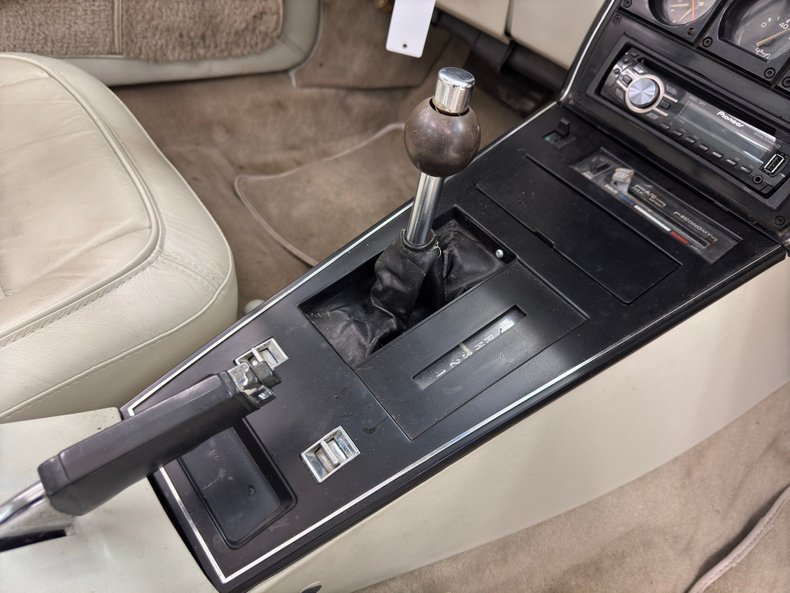 Chevrolet-Corvette-1978-Silver-Oyster-34