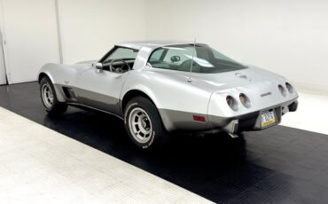 Chevrolet-Corvette-1978-Silver-Oyster