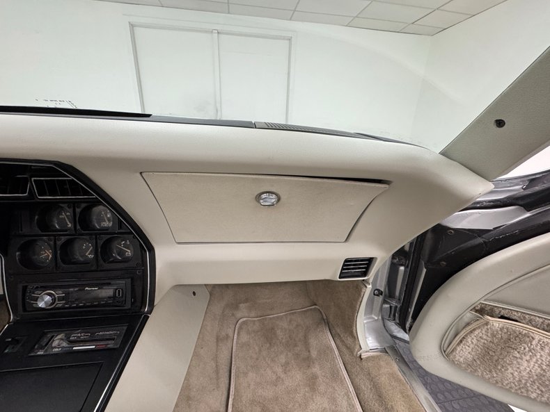 Chevrolet-Corvette-1978-Silver-Oyster-48