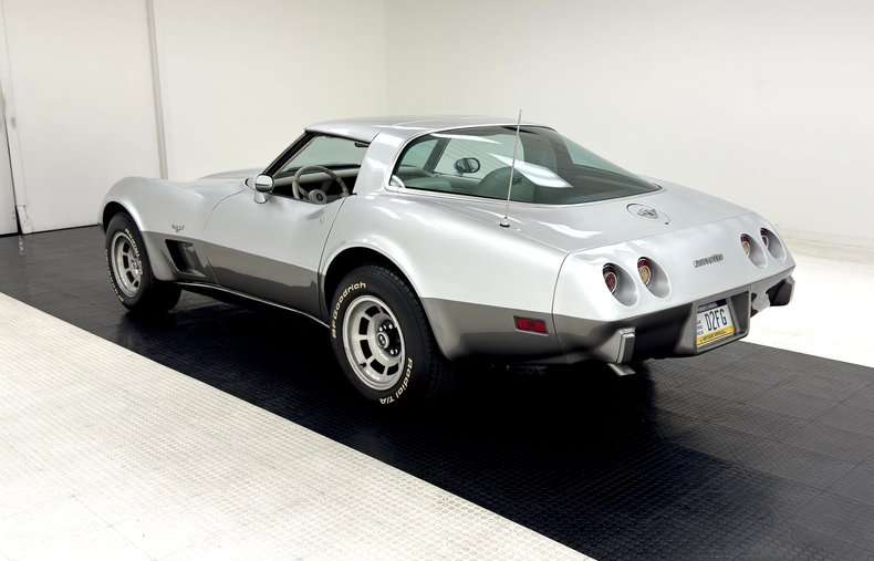 Chevrolet-Corvette-1978-Silver-Oyster