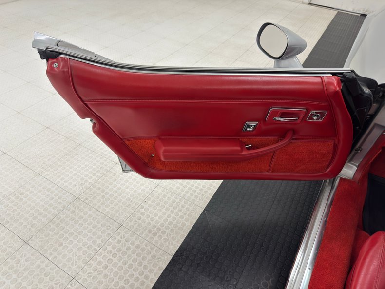 Chevrolet-Corvette-1979-Silver-Metallic-Medium-Red-26