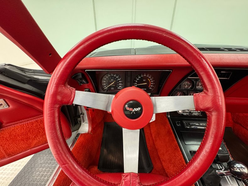 Chevrolet-Corvette-1979-Silver-Metallic-Medium-Red-32