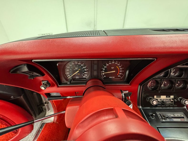 Chevrolet-Corvette-1979-Silver-Metallic-Medium-Red-36