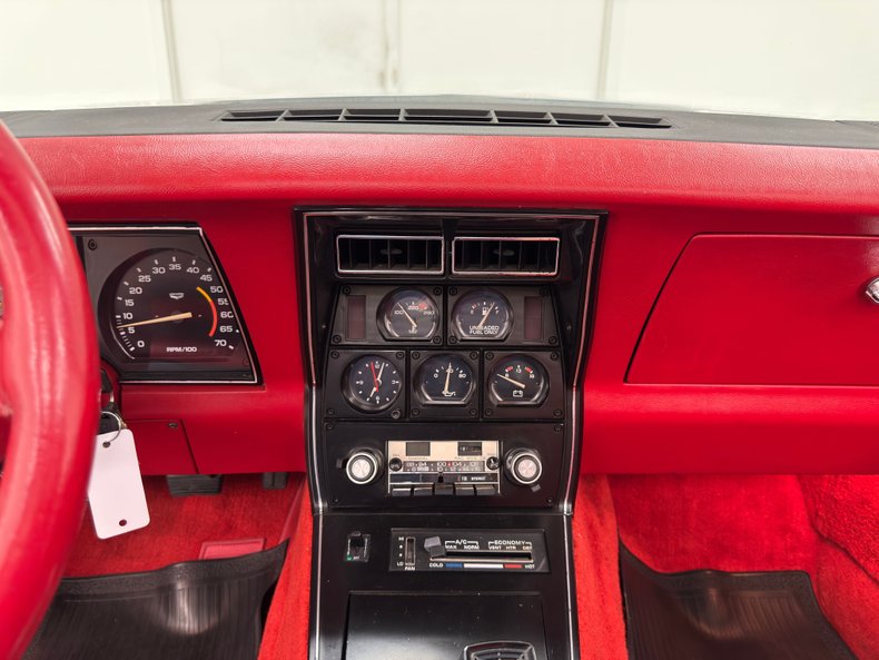 Chevrolet-Corvette-1979-Silver-Metallic-Medium-Red-37