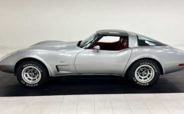 Chevrolet-Corvette-1979-Silver-Metallic-Medium-Red