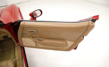 Chevrolet-Corvette-1981-Red-Camel-37