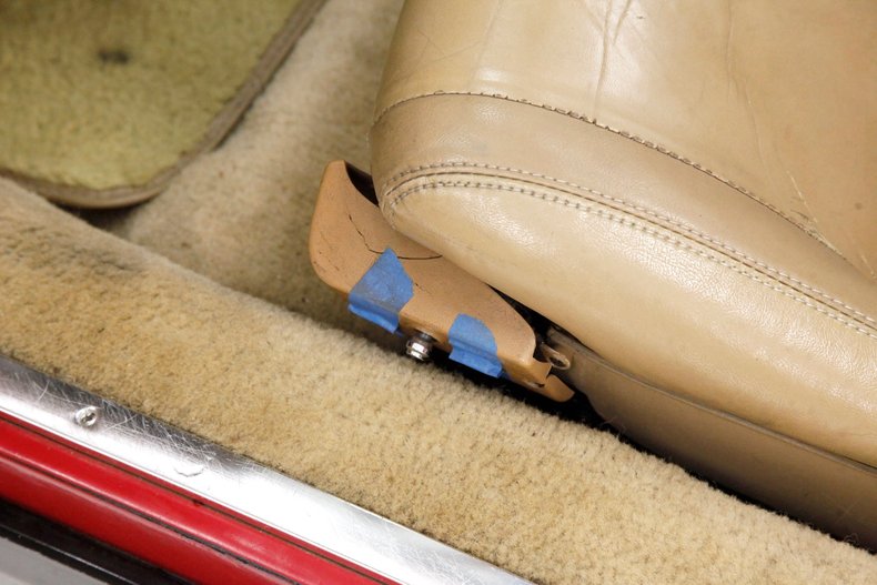 Chevrolet-Corvette-1981-Red-Camel-42