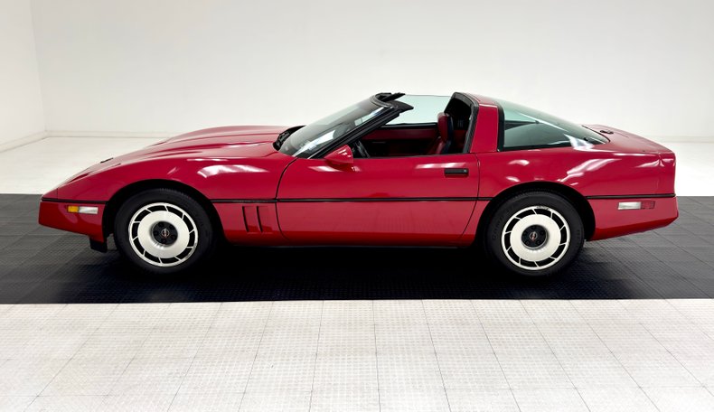 Chevrolet-Corvette-1984-Bright-Red-Red