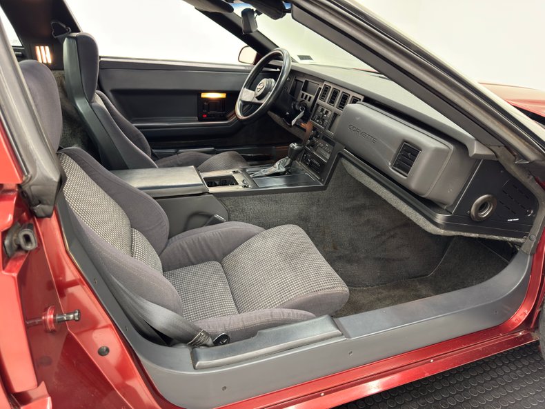 Chevrolet-Corvette-1987-Dark-Red-Metallic-Graphite-38