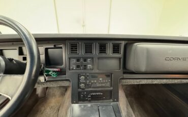 Chevrolet-Corvette-1987-Dark-Red-Metallic-Graphite-40