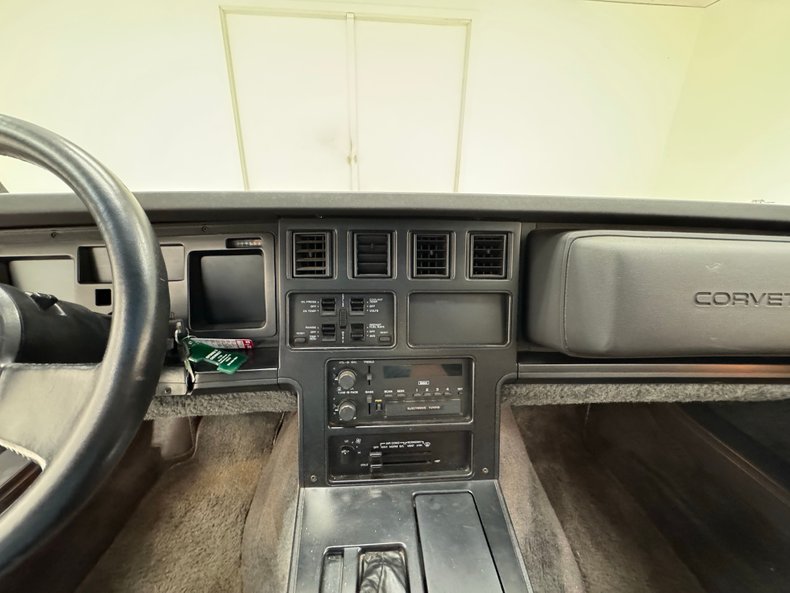 Chevrolet-Corvette-1987-Dark-Red-Metallic-Graphite-40