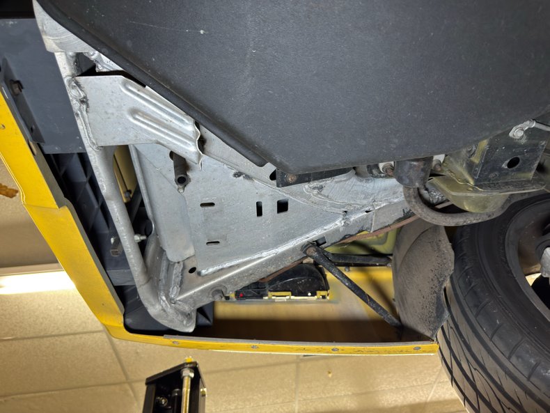 Chevrolet-Corvette-1988-Yellow-Black-12