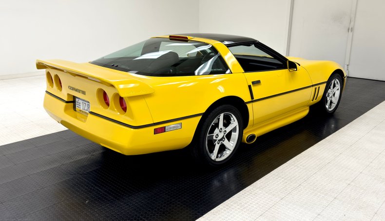 Chevrolet-Corvette-1988-Yellow-Black-15