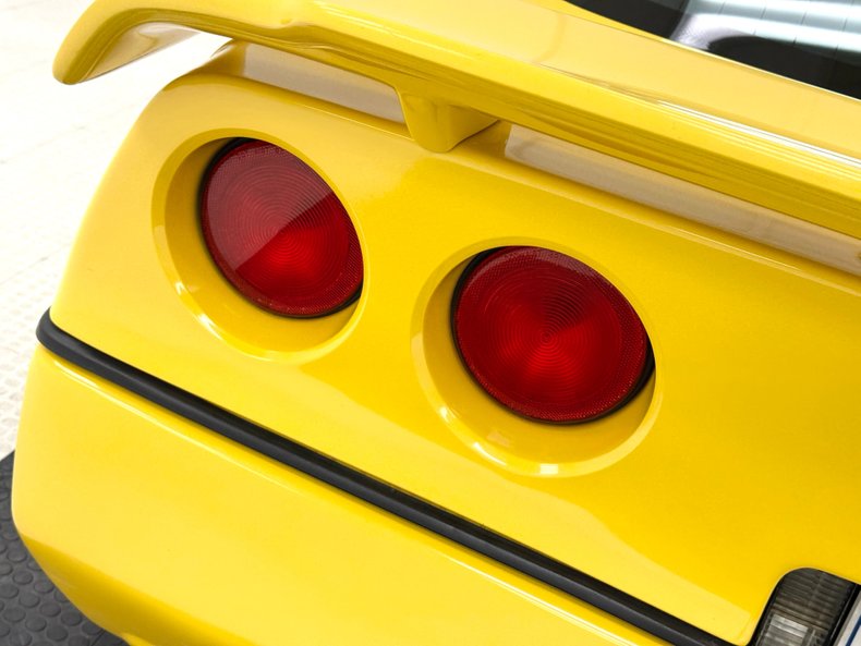 Chevrolet-Corvette-1988-Yellow-Black-2