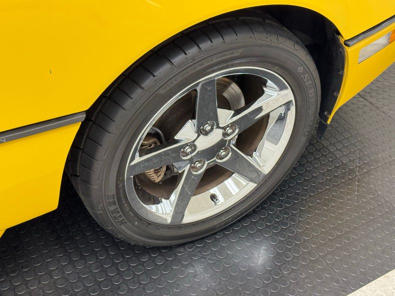 Chevrolet-Corvette-1988-Yellow-Black-27