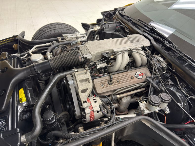 Chevrolet-Corvette-1988-Yellow-Black-32