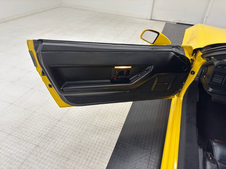 Chevrolet-Corvette-1988-Yellow-Black-36