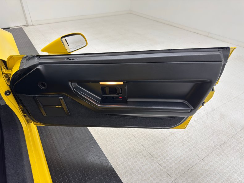 Chevrolet-Corvette-1988-Yellow-Black-37