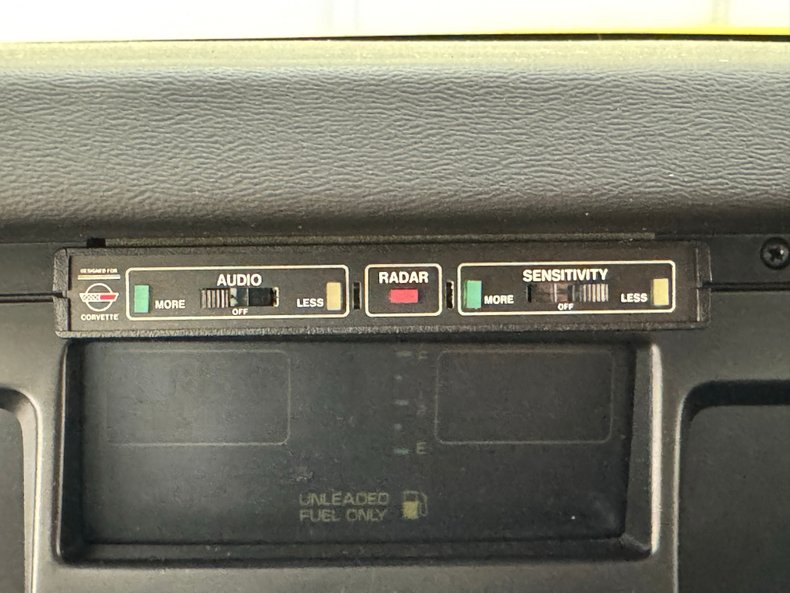 Chevrolet-Corvette-1988-Yellow-Black-41