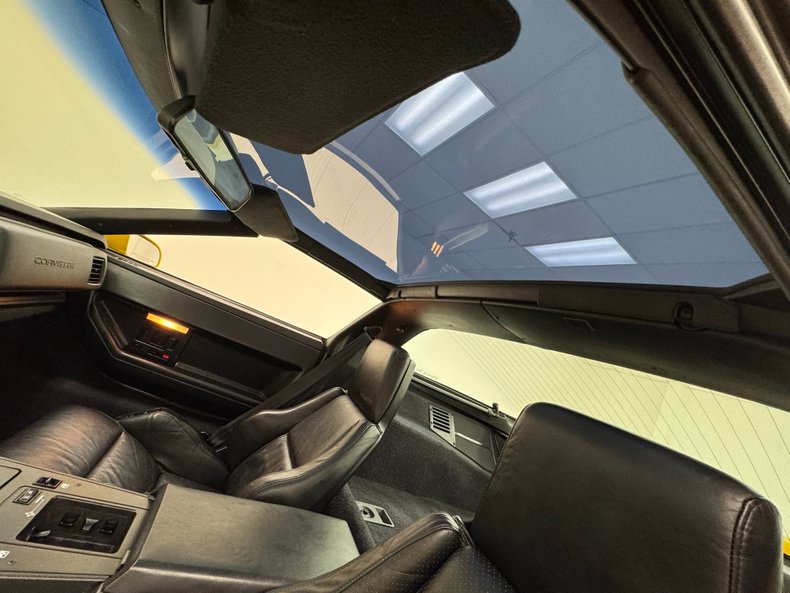 Chevrolet-Corvette-1988-Yellow-Black-48