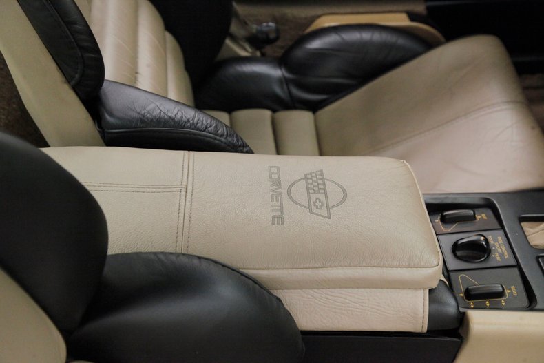 Chevrolet-Corvette-1992-Black-Tan-38