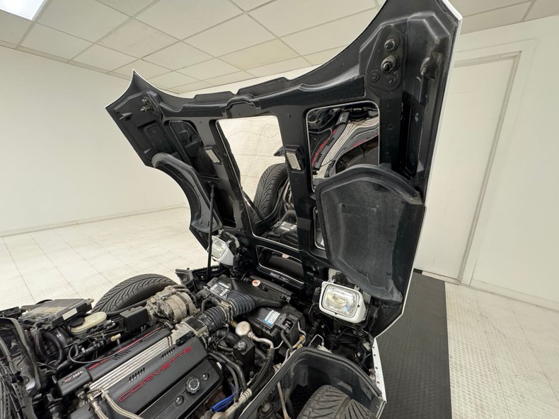 Chevrolet-Corvette-1994-Arctic-White-Red-21