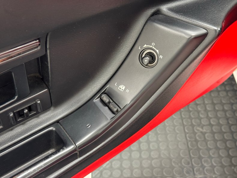 Chevrolet-Corvette-1994-Arctic-White-Red-29