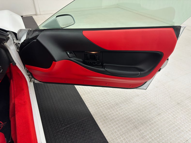 Chevrolet-Corvette-1994-Arctic-White-Red-30