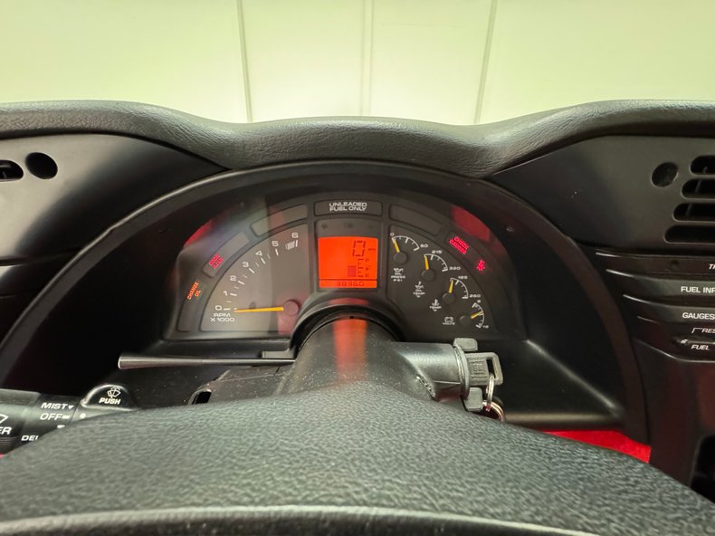 Chevrolet-Corvette-1994-Arctic-White-Red-36