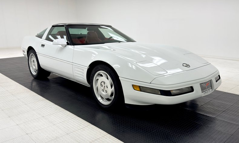 Chevrolet-Corvette-1994-Arctic-White-Red-6