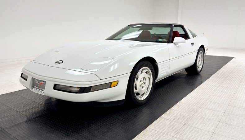 Chevrolet-Corvette-1994-Arctic-White-Red