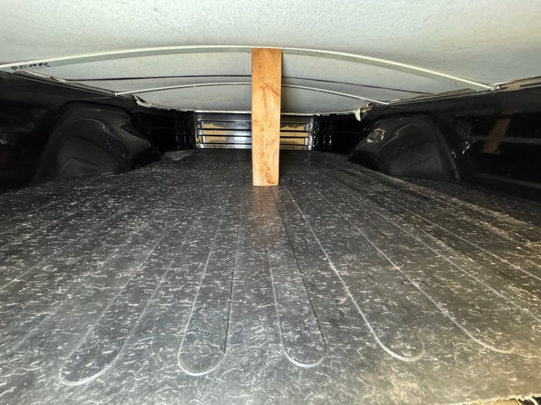 Chevrolet-El-camino-1985-Black-Burgundy-10