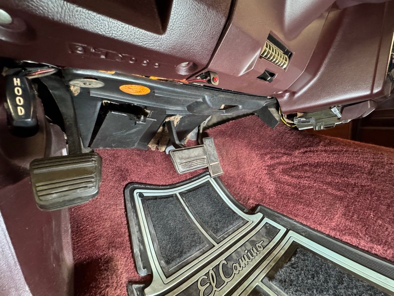 Chevrolet-El-camino-1985-Black-Burgundy-47